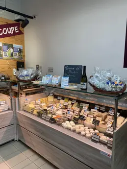 242-biocoop-valserine-bio-service-fromage-coupe-local-2.webp